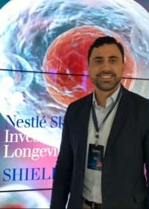 roberto chacur na frente de painel luminoso do centro de inovação shield