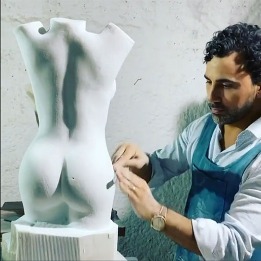 Dr. roberto chacur fazendo escultura em gesso de glúteo