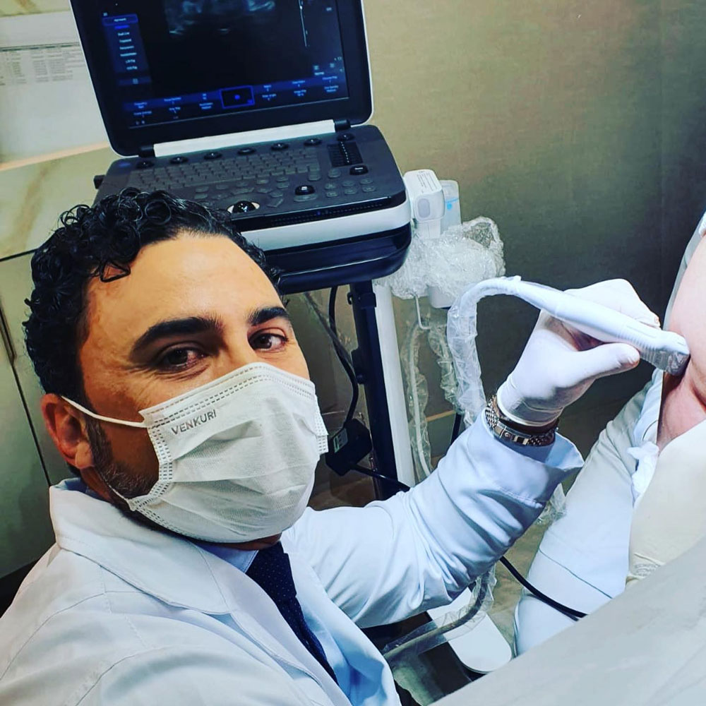 dr roberto chacur usando o o ultrassom para identificação dos septos fibrosos no tratamento da celulite com goldincision